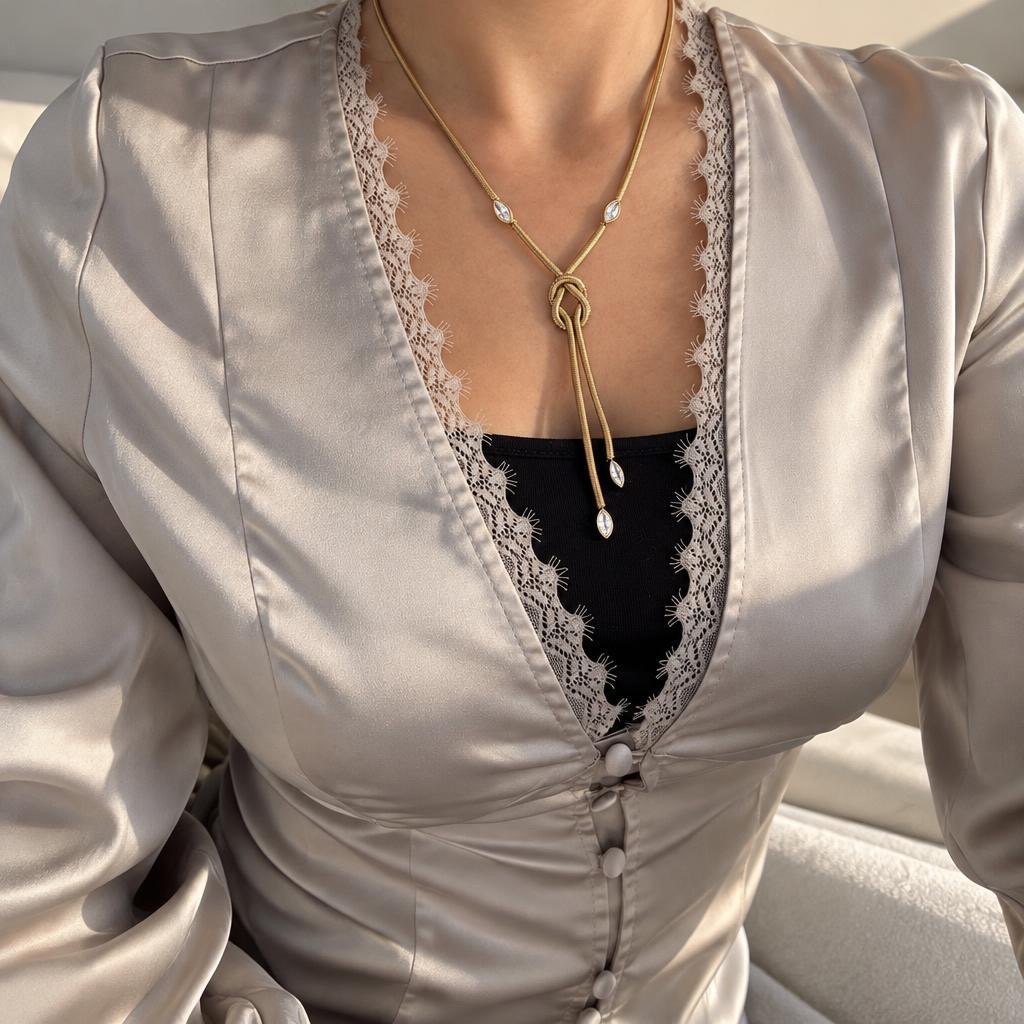 Collier Esra porté
